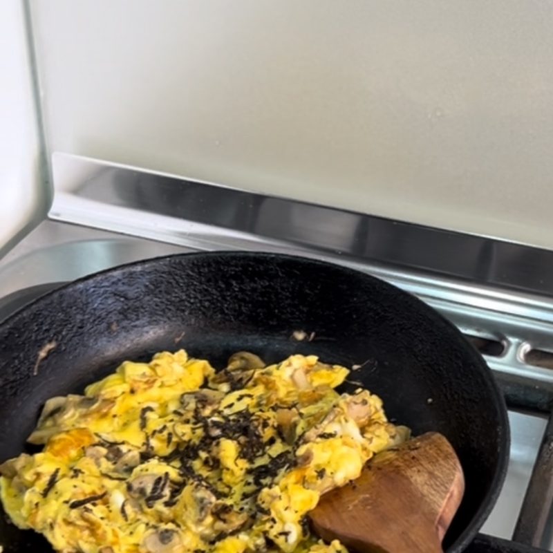 Mushroom Scrambled eggs with truffle